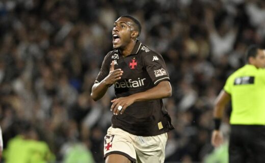 Jogador do Vasco comemorando gol em campo.