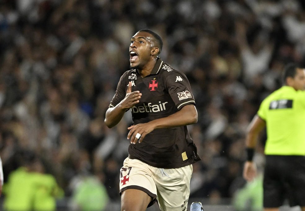 Jogador do Vasco comemorando gol em campo.