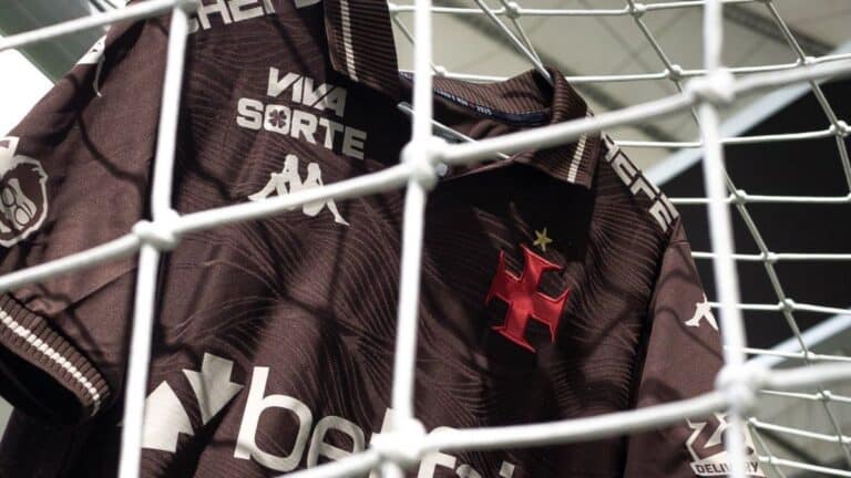 Camisa do Vasco pendurada em estrutura de Metal.