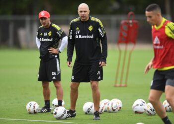 Treinamento do Vasco, atletas em campo com bolas de futebol.