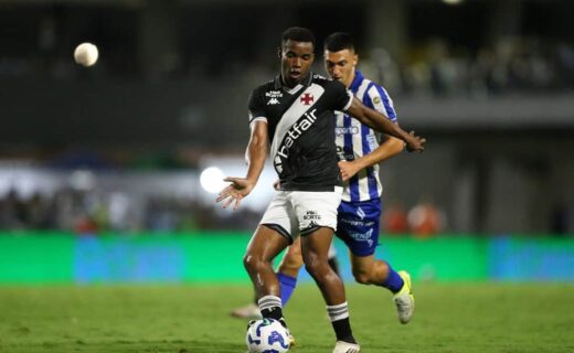 Jogador do Vasco controlando a bola em campo.