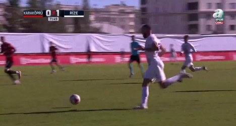 Jogador do Vasco chuta a bola em campo.