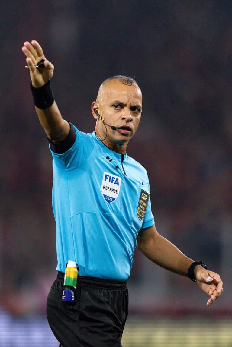 Árbitro de futebol com uniforme azul.