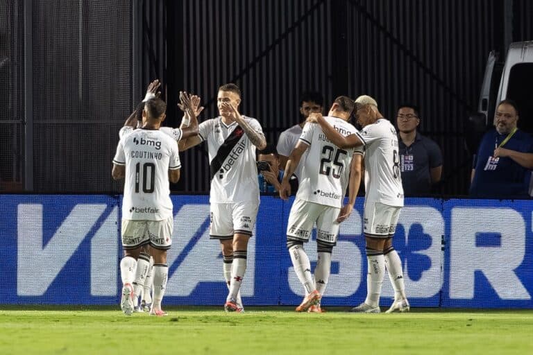 Jogadores do Vasco comemorando gol em campo.
