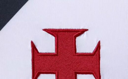 Escudo do Vasco da Gama bordado em uniforme.