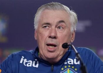 Experiente treinador do Vasco falando em coletiva.