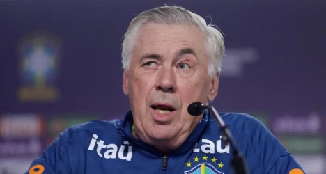 Experiente treinador do Vasco falando em coletiva.