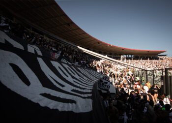 Vasca do estádio do Vasco com torcedores e bandeira.