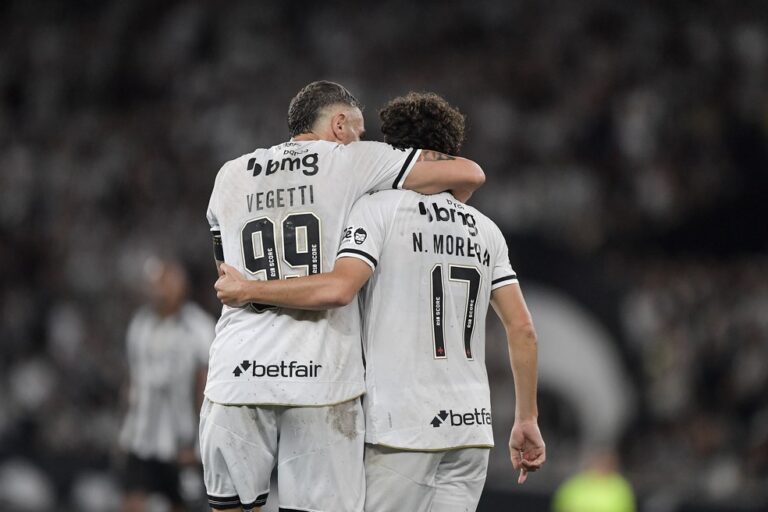 Jogadores do Vasco celebrando vitória no campo.