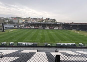 Estádio de futebol do Vasco da Gama com gramado e arquibancadas.