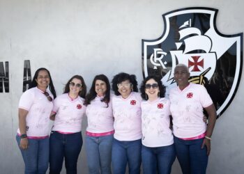 Mulheres torcedoras do Vasco com camisas personalizadas.