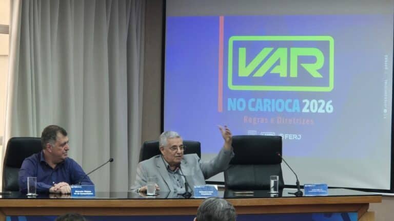 VAR no Carioca 2026 discussão em conferência oficial no palco.