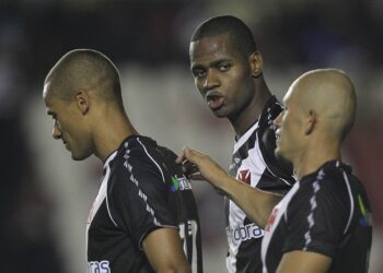 Jogadores do Vasco em campo comemorando gol.
