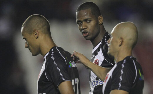 Jogadores do Vasco em campo comemorando gol.