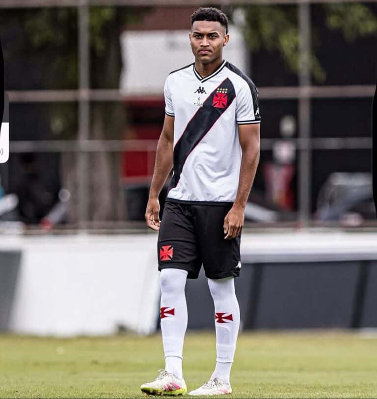 Vascaio com uniforme do Vasco, em campo de futebol.