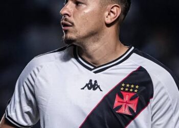 Jogador do Vasco com uniforme oficial.