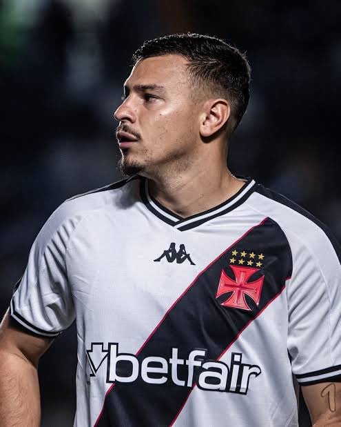 Jogador do Vasco com uniforme oficial.