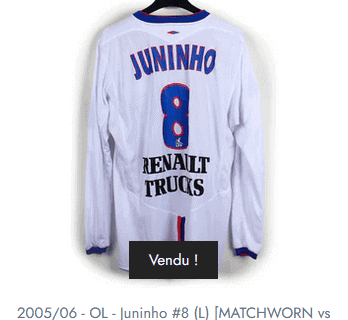 Camisa branca de futebol com nome e número.