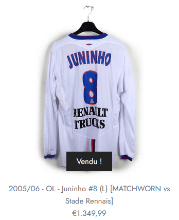 Camisa branca de futebol com nome e número.