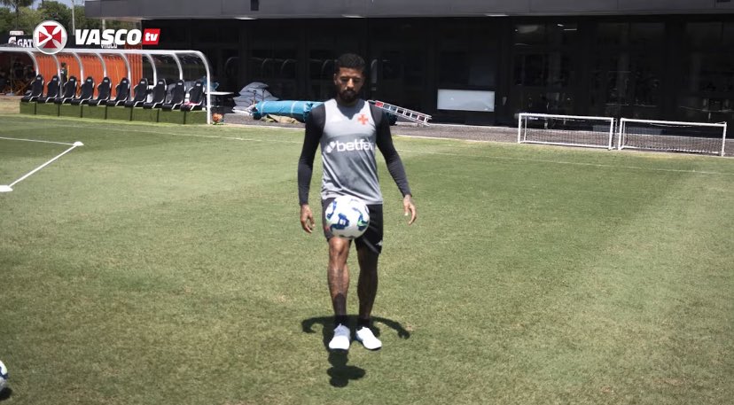 Jogador do Vasco treinando com a bola nos gramados.