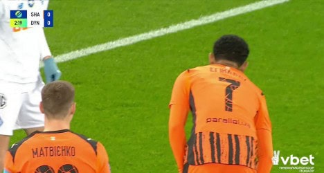 Jogadores do Vasco em campo, visto de costas.