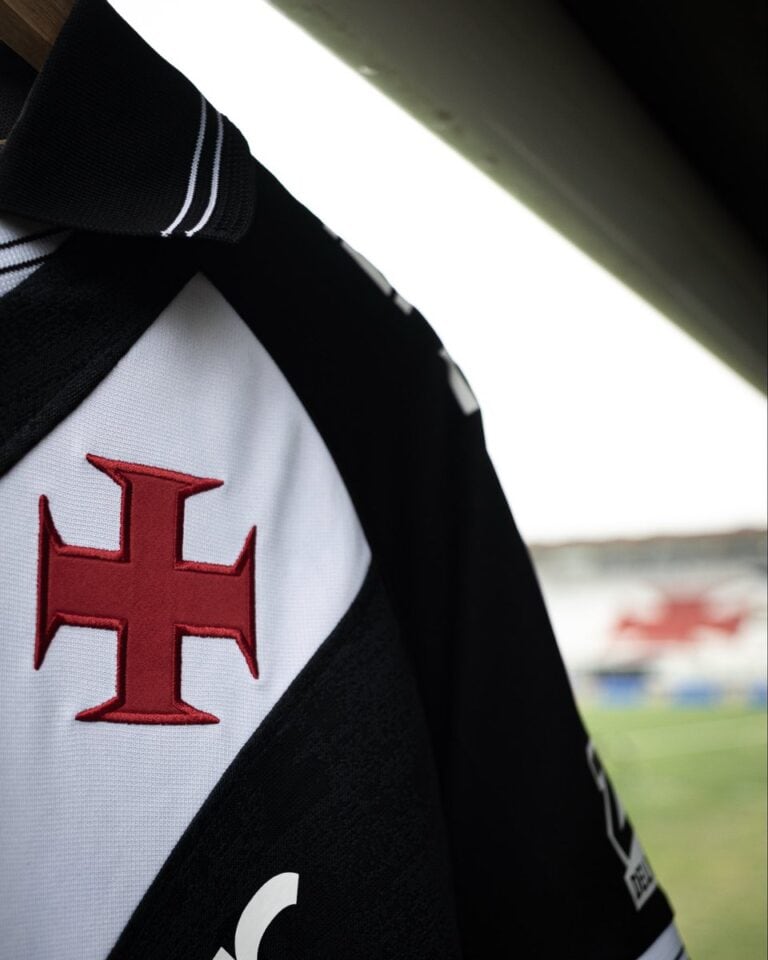 Escudo do Vasco em destaque no uniforme.