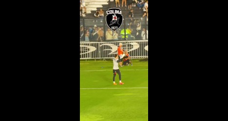 Goleiro do Vasco defende pênalti durante partida.