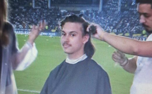 Vasca sendo maquiada no campo do estádio.