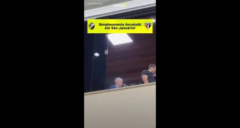 Pessoas assistindo a um evento em um auditório.