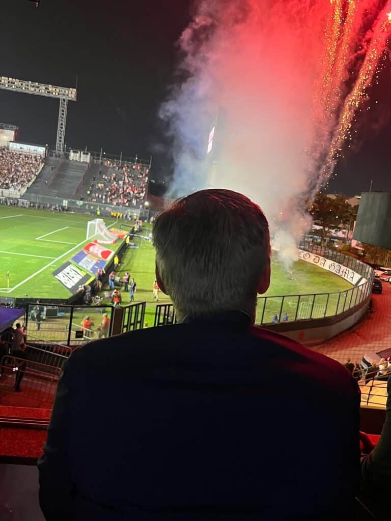 Fogos de artifício no estádio do Vasco na noite de celebração.