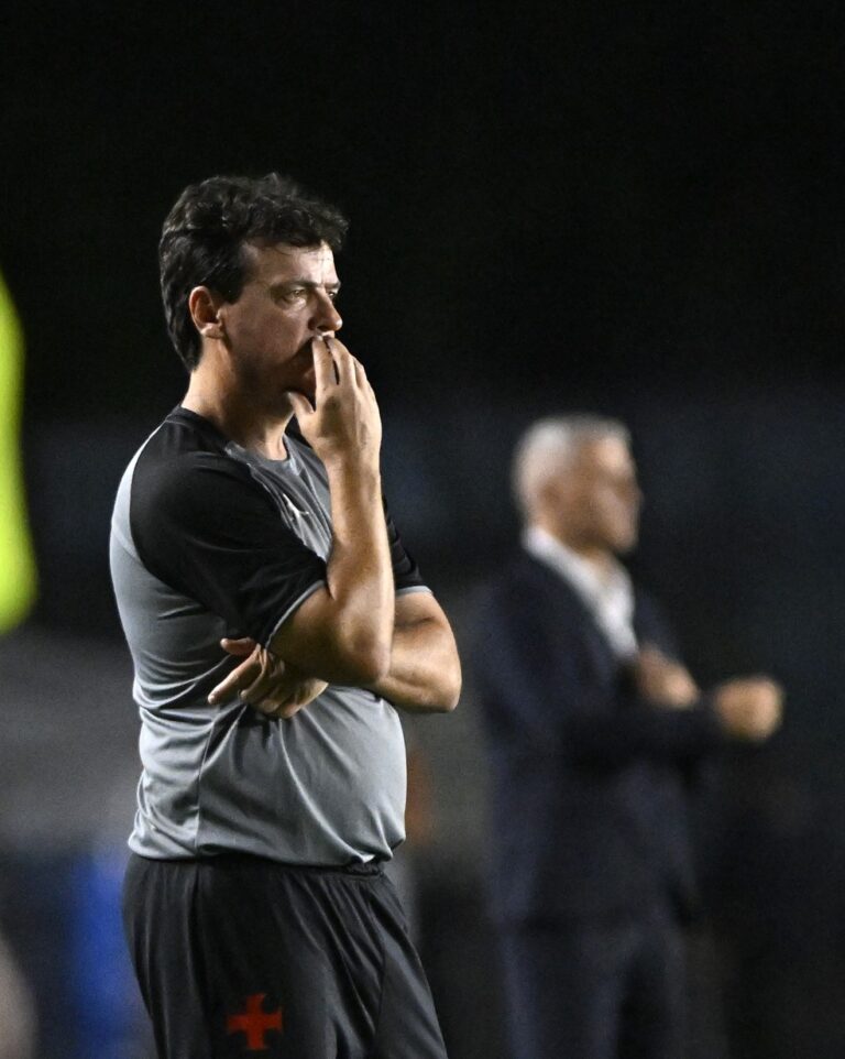 Reflexão de árbitro durante jogo na noite.