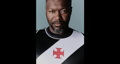 Homem com camisa do Vasco.