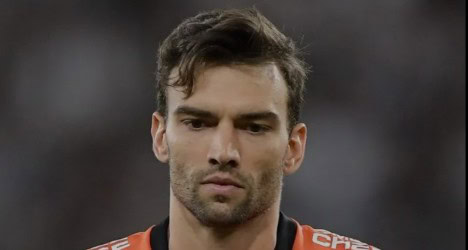 Jogador de futebol Vasco da Gama em campo.