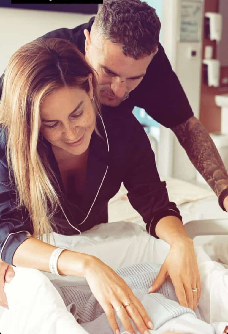 Pessoas em hospital, acompanhando um bebê.