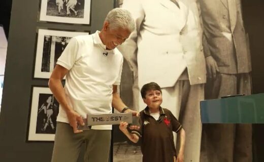 Vidro de homenagem do Vasco com jovem e idoso sorridentes.