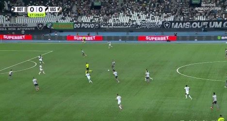 Jogadores em campo durante partida de futebol.
