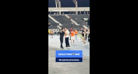 Casal apoiando o Vasco no estádio.