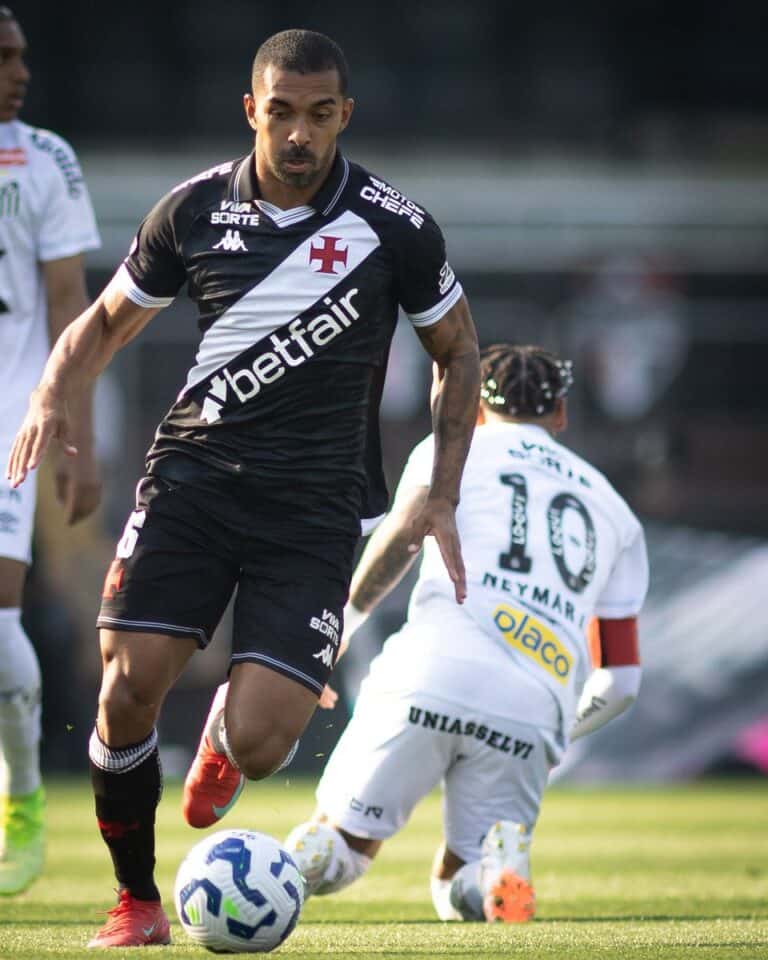 Corsário Vasco com bola no campo.