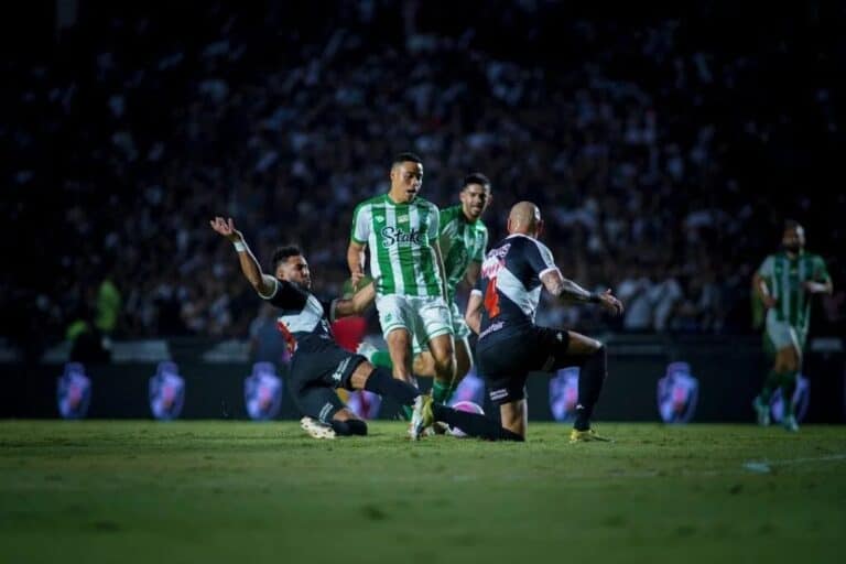 Jogadores do Vasco e adversários disputam a bola na partida.
