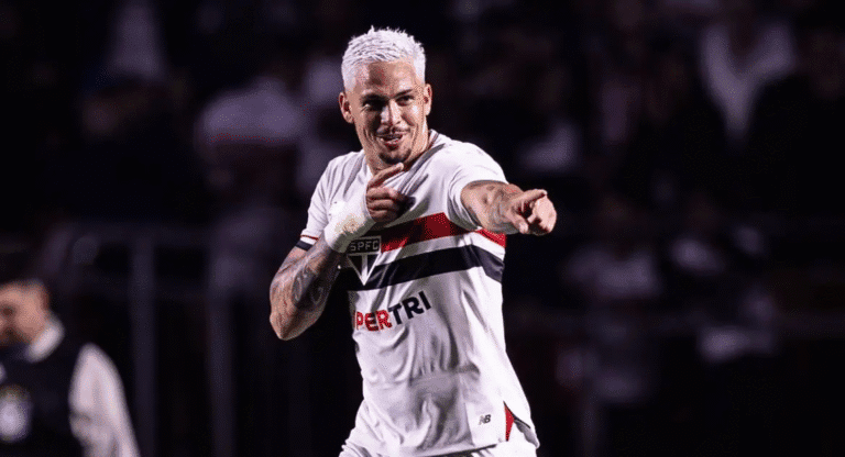 Jogador do São Paulo comemorando gol em campo.