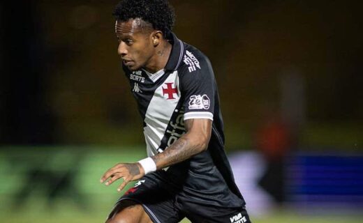 Jogador do Vasco correndo em campo.