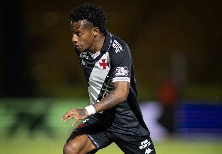 Jogador do Vasco correndo em campo.