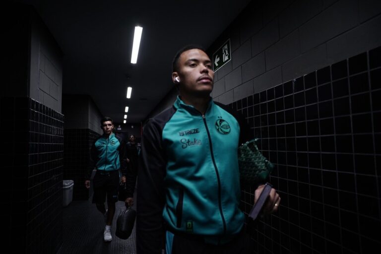 Jogador do Vasco caminhando no túnel de acesso.
