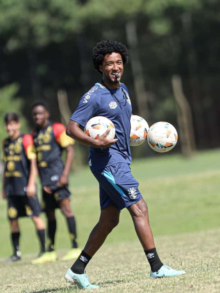 Filename: homem com bola de futebol no campo.jpg.