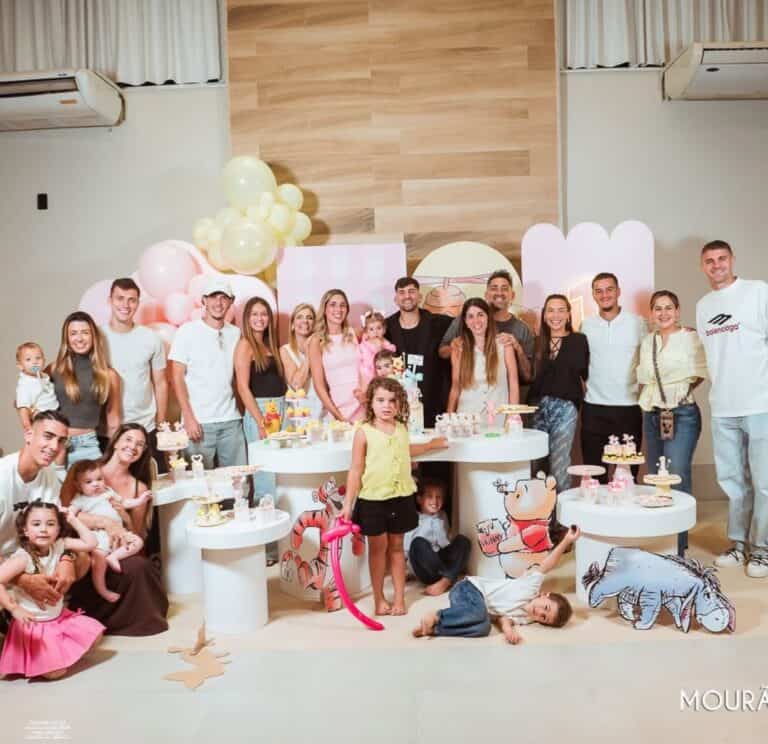 Festa infantil com crianças e adultos sorrindo juntas.