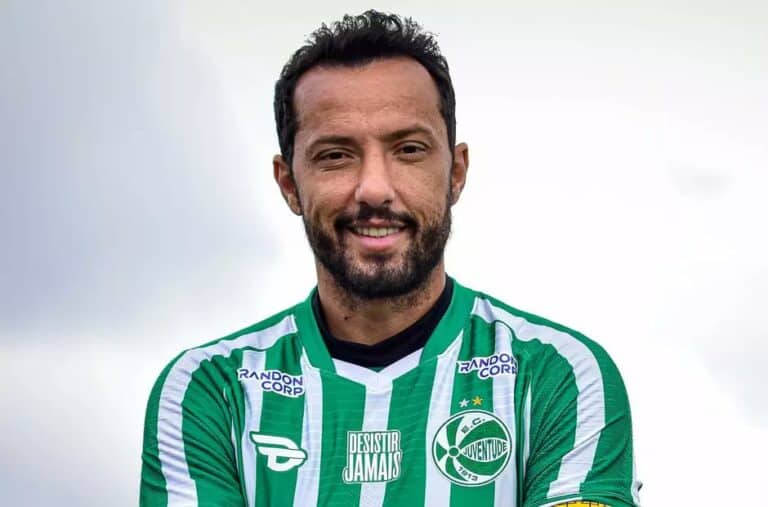 Jogador do Vasco com uniforme verde e branco.