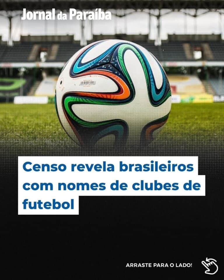 Futebol com bola de cores vibrantes em gramado de estádio.