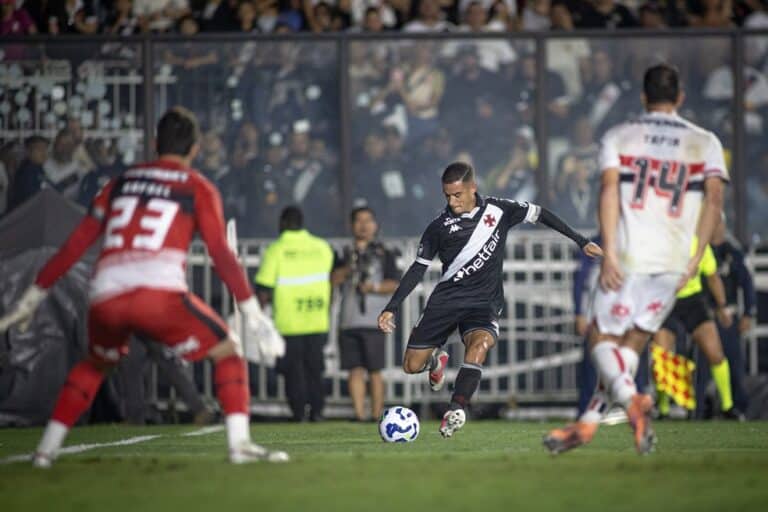 Jogador do Vasco em ação com a bola durante partida.