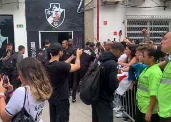 Torcida do Vasco em evento na rua.