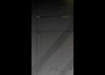 Saco de areia em uma parede cinza escura.